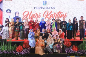 Hadiri Peringatan Hari Kartini 2024, Pj. Sekdaprov Bobby: Ini Momentum Perkuat dan Tingkatkan Kapasitas Perempuan Di Jatim