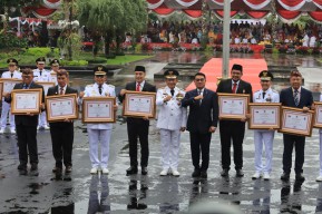 Raih Skor Tertinggi, Kota Surabaya Raih Penghargaan Penyelenggaraan Pemerintah Berkinerja Tinggi dari Kemendagri di Hari Otoda 2024