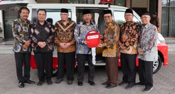 Optimalkan Pelayanan Kesehatan, Bank Jatim Berikan Ambulans ke PMI Jawa Timur