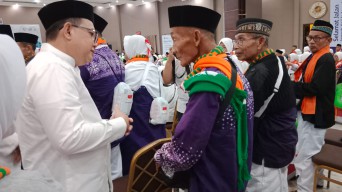 Pj. Gubernur Adhy Lepas 366 Jemaah Haji Kloter Pertama Embarkasi Surabaya, Pesankan Jaga Ketahanan Fisik dan Mental