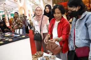 Stan Dekranasda Jateng Diserbu Pembeli, Produknya Unik