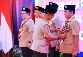 Nurkholis Terima Penghargaan Lencana Darma Bakti Pramuka