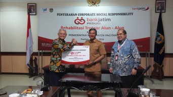 Peduli Keindahan Alun-Alun Pacitan, Bank Jatim Lakukan Rehabilitasi dan Penataan Trotoar