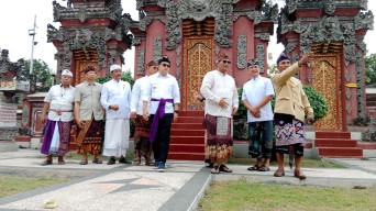 Penjabat Gubernur Jawa Timur Adhy Karyono Ajak Umat Hindu untuk Bersama-sama Menjaga Kondusifitas Pilkada Serentak 2024