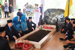 Ziarah ke Makam Bung Karno, Pj Gubernur Jatim Ajak Kuatkan Gotong Royong dan Persatuan