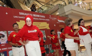500 Anggota Perwosi Jateng Menari Line Dance Sambut HUT ke-79 RI