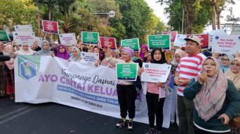Luluk Nur Hamidah-Lukmanul Khakim Kampanyekan Perlindungan Perempuan dan Anak di CFD Surabaya