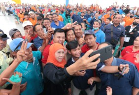 Khofifah Indar Parawansa Sambangi Pabrik PT Sun Paper Source di Mojokerto, Tegaskan Pentingnya Industri Ekspor