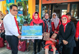 Pj Gubernur Jatim Adhy Karyono Salurkan Bantuan Sosial dan Alat Bantu Mobilitas di UPT PSBR Blitar