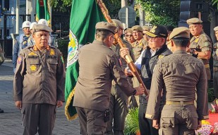 Pj. Gubernur Jawa Timur Pimpin Apel Penerimaan Kirab Pataka Jer Basuki Mawa Beya