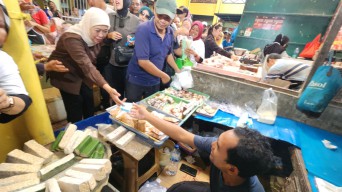 Khofifah Indar Parawansa Blusukan ke Pasar Soponyono: Bawa Tim Medis dan Sosialisasi Pilgub Jatim