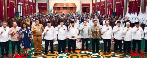 Pj. Gubernur Jawa Timur Beri Penghargaan kepada Ratusan Pendonor Darah Sukarela