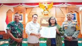 Adhy Karyono Serahkan SK Perpanjangan Jabatan untuk Pj. Walikota Kediri di Grahadi