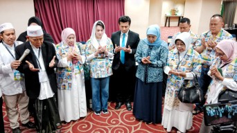 Debat Kedua Pilgub Jatim 2024: Pasangan Khofifah-Emil Tampil dengan Kesederhanaan Berbalut Kearifan Lokal