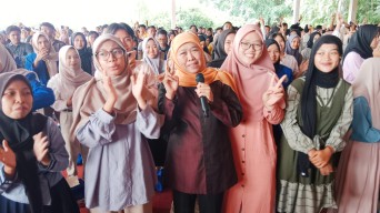 Calon Gubernur Khofifah Serukan Pentingnya "Investasi Mental" dalam Dialog Bersama Mahasiswa di Jember