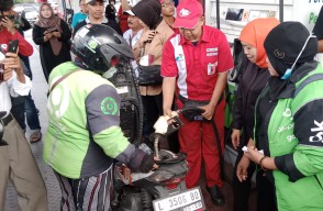Khofifah Sediakan BBM Gratis untuk 300 Pengendara Ojol di Surabaya