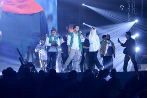 Konser Relawan Gokil Khofifah-Emil Meriah, Emil Bawakan Lagu Kangen