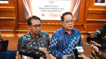 Pj. Gubernur Jatim Serahkan DIPA dan TKD 2025: Fokus pada Pendidikan dan Kesehatan