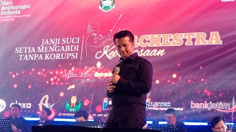 Emil Dardak Nyanyikan Dua Lagu di Acara Orchestra Kebangsaan, Dorong Semangat Integritas Melalui Seni Budaya