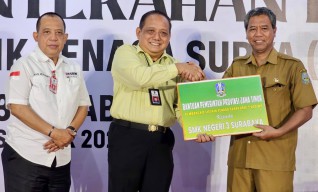 Dukung Transisi Energi Hijau, Pemprov Jatim Serahkan PLTS ke Dua SMK di Surabaya