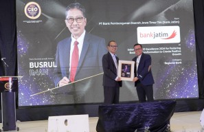 Jelang Akhir Tahun 2024, Dirut Bank Jatim Sabet Penghargaan  dari Warta Ekonomi