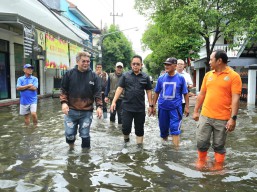 Pj. Gubernur Jatim Tinjau Lokasi Banjir di Sidoarjo: Fokus pada Penanganan Struktural