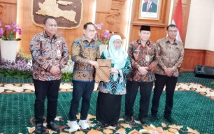 Pj Gubernur Jatim Serahkan SK Plt Bupati Situbondo Pasca Penahanan Karna Suwandi oleh KPK