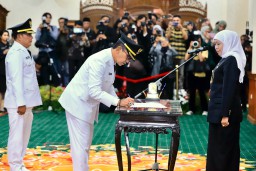 Khofifah Lantik KH. Kholilurrahman sebagai Bupati Pamekasan, Pesan Kesiapan RPJMD dan Swasembada Pangan
