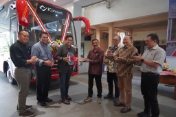 Bank Jatim Serahkan Satu Unit Armada Bus Ke Untag Surabaya