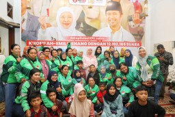 Silaturahim Lebaran, Gubernur Khofifah Sambut Hangat Driver Ojol Perempuan di Open House