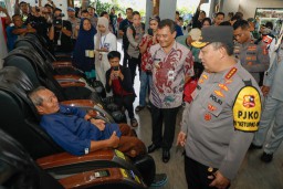 Gubernur dan Kapolri Sambangi Rest Area KM 456, Pantau Arus Balik Lebaran 2025