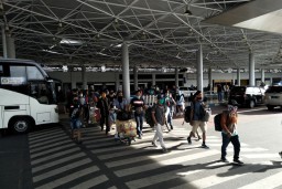 Terminal Kedatangan Bandara Juanda Ramai Penumpang