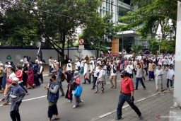 Bubarkan Massa 1812, Seorang Polisi Terkena Sabetan Samurai