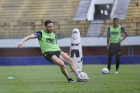 Robson Siap Ngeyel Rebut Poin di Laga Debut