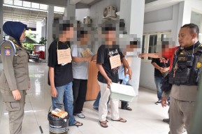 Satpol PP Surabaya Tangkap Lima Pemuda Pelaku Vandalisme di Jalan Raya Darmo
