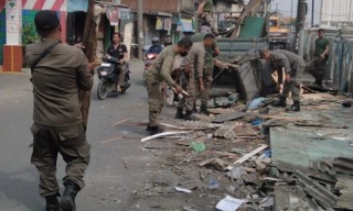 Satpol PP Surabaya Tertibkan Belasan Bangunan Liar di Bawah Flyover Tambak Mayor