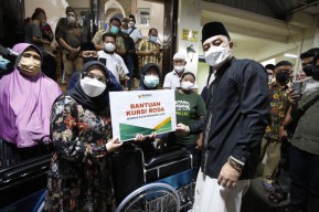 Wali Kota Eri Cahyadi bersama Baznas Bagikan Kursi Roda dan Sembako