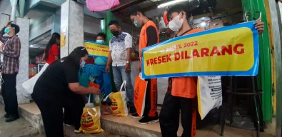 Pemkot Surabaya Bagikan Kantong Ramah Lingkungan di Pasar Tradisional