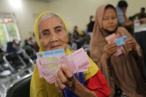 Pemkot Surabaya Mulai Salurkan BLT Permakanan Rp200 Ribu