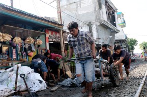 Surabaya Bergerak Jilid 2: Aksi Kerja Bakti Massal di Sepanjang Sungai Kalimas