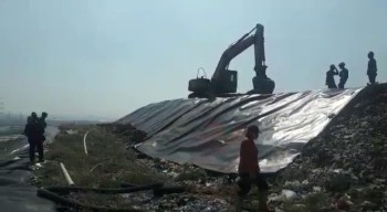 Pemkot Surabaya Pasang Geomembran di PLTSa Benowo