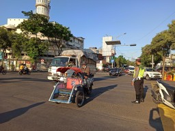 Jalan Pandegiling Ditutup Untuk Lokasi Physical Distancing