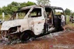 Cekcok, Pasutri Bakar Angkot Milik Mereka dan Menyesal Deh!