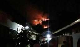Pertokoan Jembatan Merah Terbakar