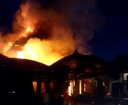Kebakaran Hebat Terjadi di Pondok Chandra, Surabaya di Hari Idul Adha