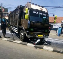 Laka Beruntun Libatkan Tiga Kendaraan di Jalan Porong