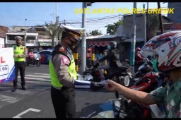 HUT Lalulintas, Satlantas Polres Gresik Bagikan 1000 Masker