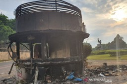Enam Pos Polisi Polres Metro Hancur pasca Demo UU Ciptaker