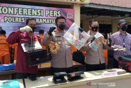 Pengedar Uang Palsu dan Dolar Ditangkap