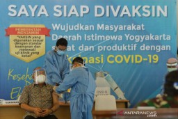 KGPAA Paku Alam X menjadi Orang Pertama yang Divaksin Covid-19